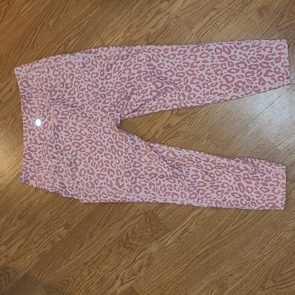 🐆Torrid Pink Leopard Print Leggings 🐆 - Picture 6 of 10